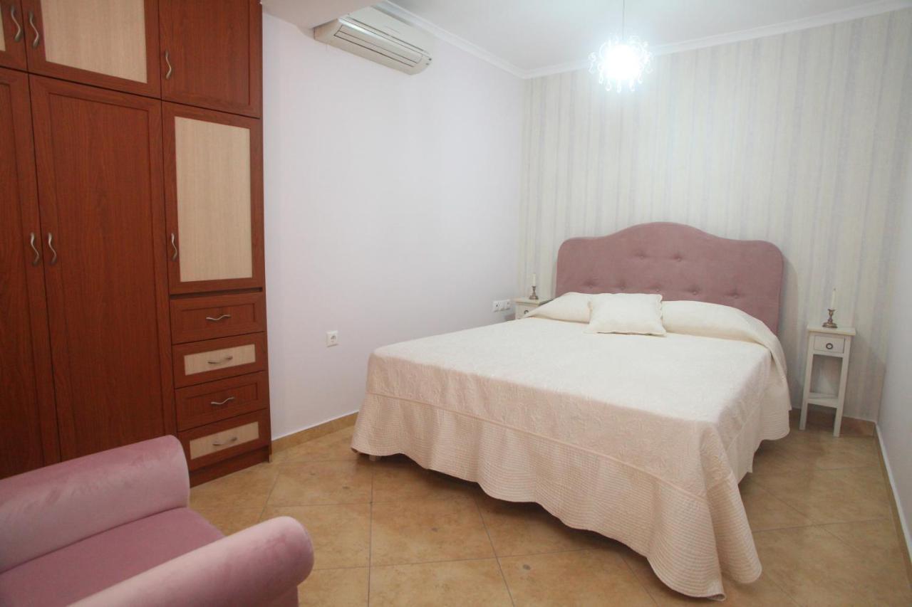Pirofani Villa Apartments Apolpaina Exteriör bild